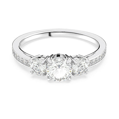 Swarovski ring voor dames met drie schitterende stenen en verfijnd ontwerp.