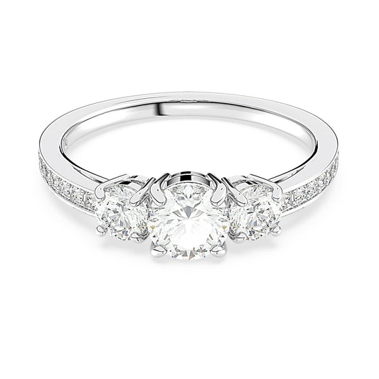Swarovski ring voor dames met drie schitterende stenen en verfijnd ontwerp.
