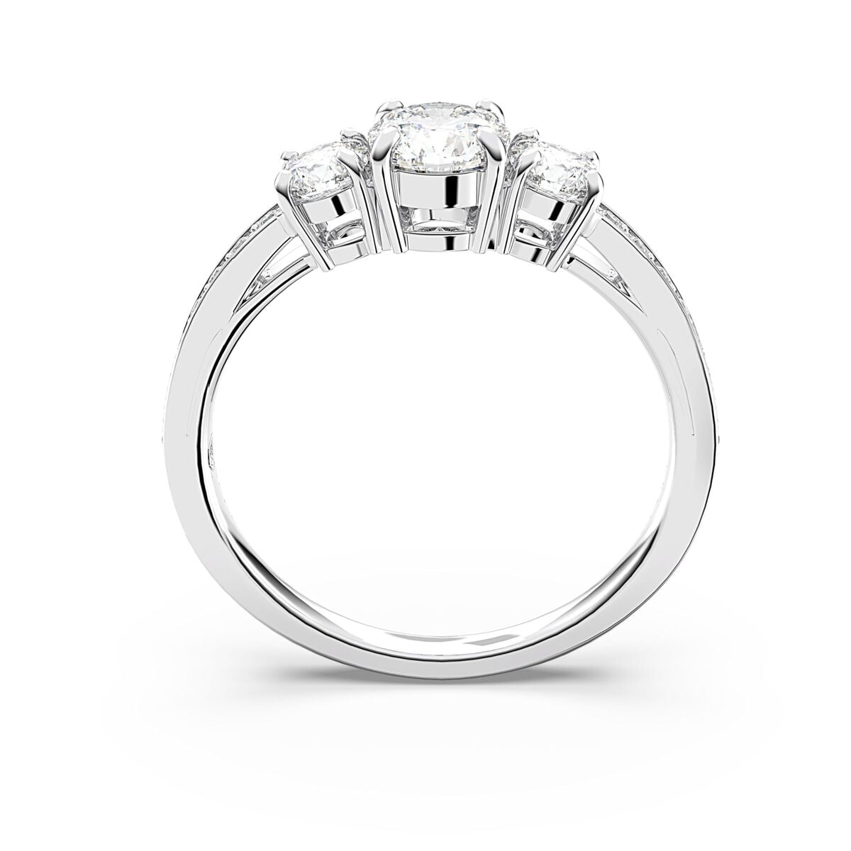 Detail van de Swarovski ring met drie sprankelende stenen in een verfijnde setting.