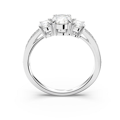 Detail van de Swarovski ring met drie sprankelende stenen in een verfijnde setting.