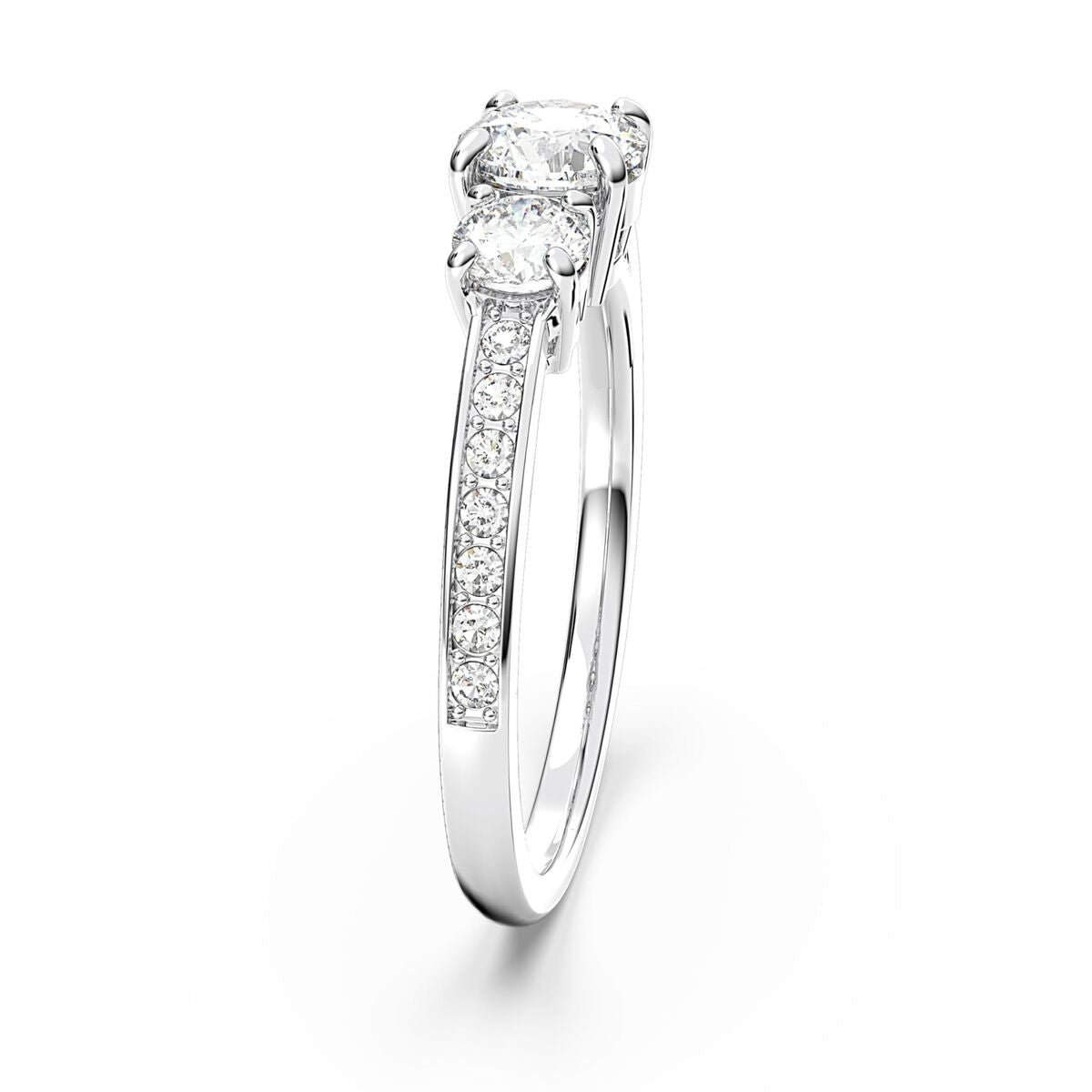 Detail van de Swarovski ring met twee sprankelende stenen en een verfijnde band.
