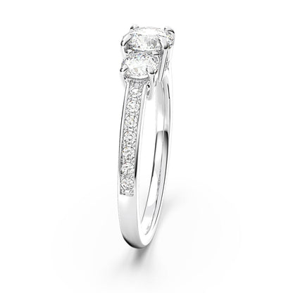Detail van de Swarovski ring met twee sprankelende stenen en een verfijnde band.