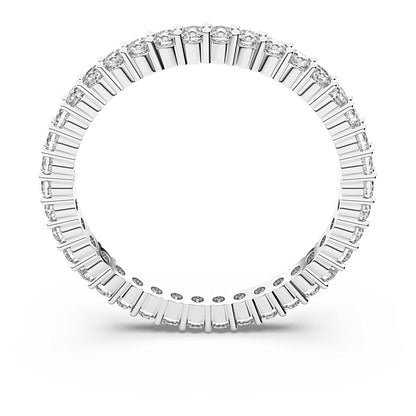 Detail van de Swarovski Ring met sprankelende stenen en elegant roestvrijstalen ontwerp.