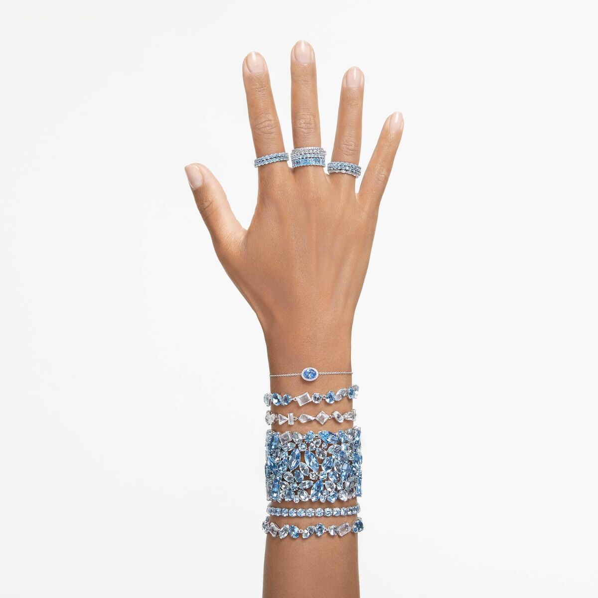Detail van de Swarovski ring in elegant ontwerp, gecombineerd met andere sieraden.