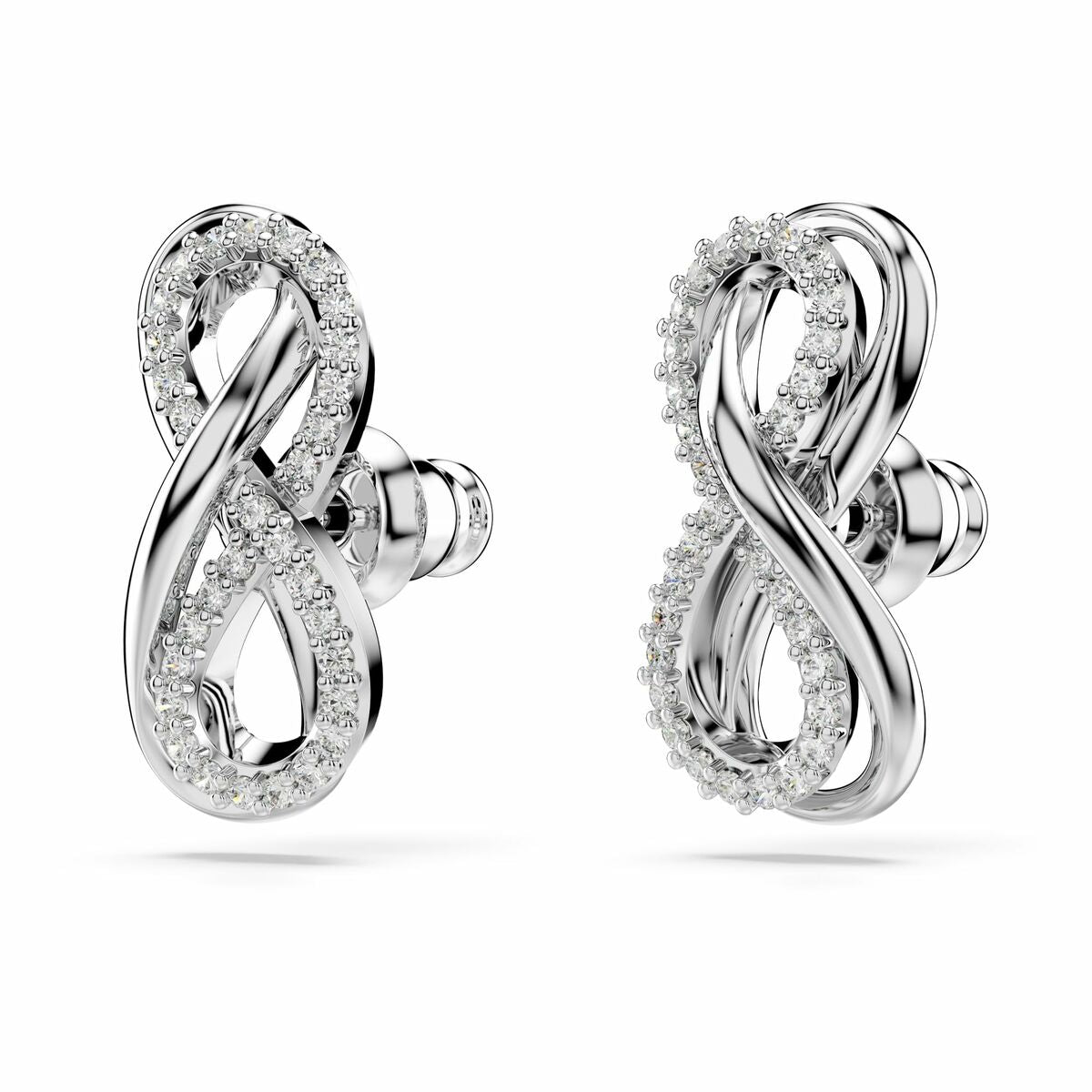 Zilverkleurige Swarovski oorbellen met elegante achtvorm en sprankelende details.