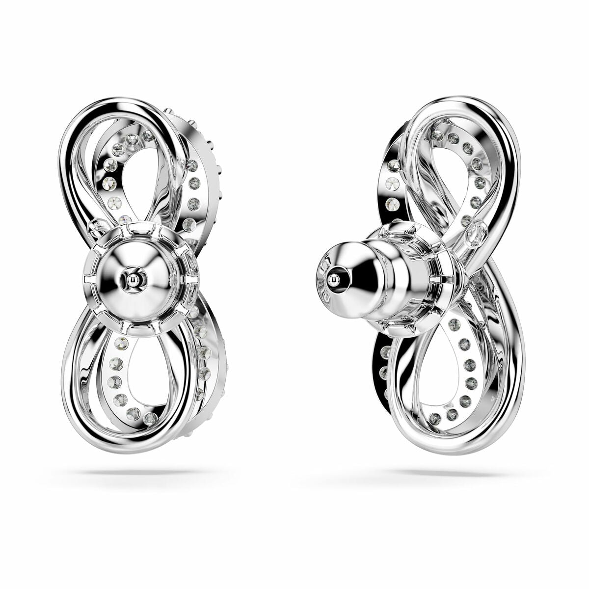 Detail van de zilverkleurige Swarovski oorbellen met elegante, verfijnde afwerking en sprankelende elementen.