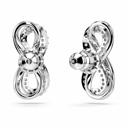 Detail van de zilverkleurige Swarovski oorbellen met elegante, verfijnde afwerking en sprankelende elementen.