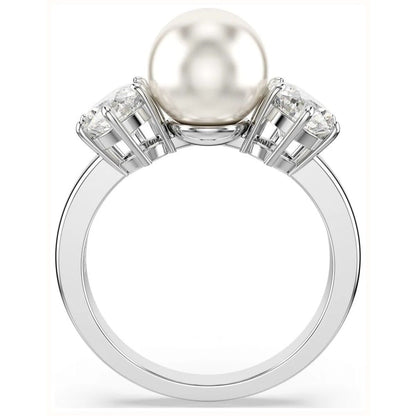 Zilverkleurige Swarovski ring met een grote parel en twee sprankelende stenen.