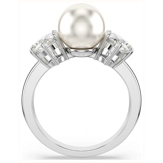 Zilverkleurige Swarovski ring met een grote parel en twee sprankelende stenen.