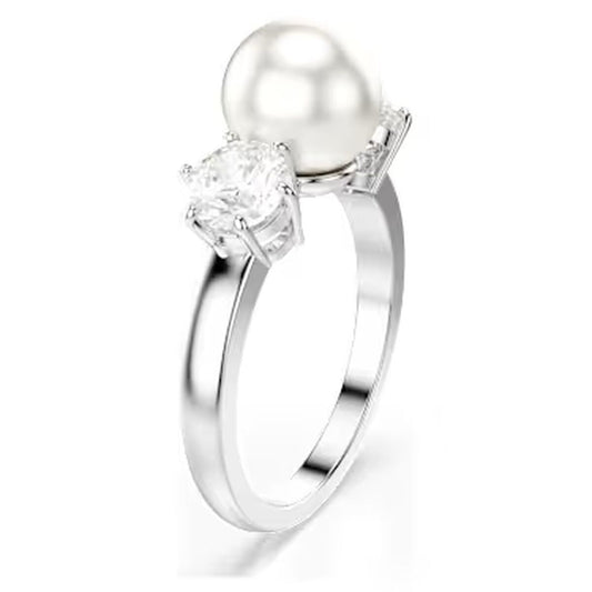 Zilverkleurige Swarovski ring met een elegante parel en kristallen details.
