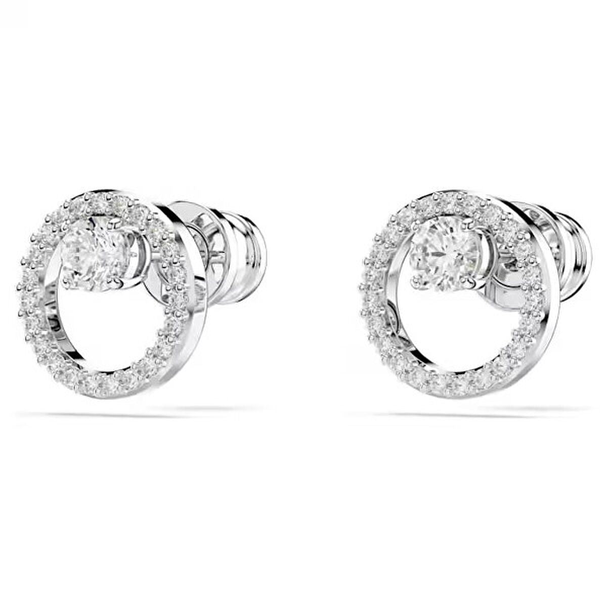 Zilverkleurige Swarovski oorbellen met elegante cirkelvorm en sprankelende kristallen.