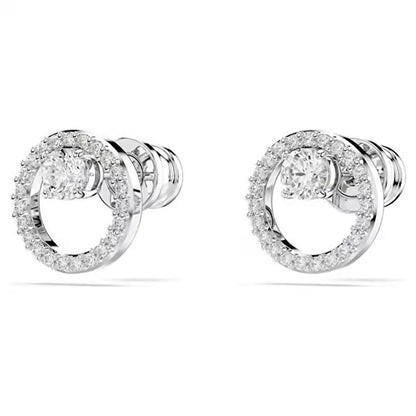Zilverkleurige Swarovski oorbellen met elegante cirkelvorm en sprankelende kristallen.