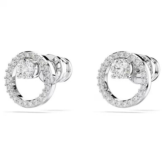 Zilverkleurige Swarovski oorbellen met elegante cirkelvorm en sprankelende kristallen.
