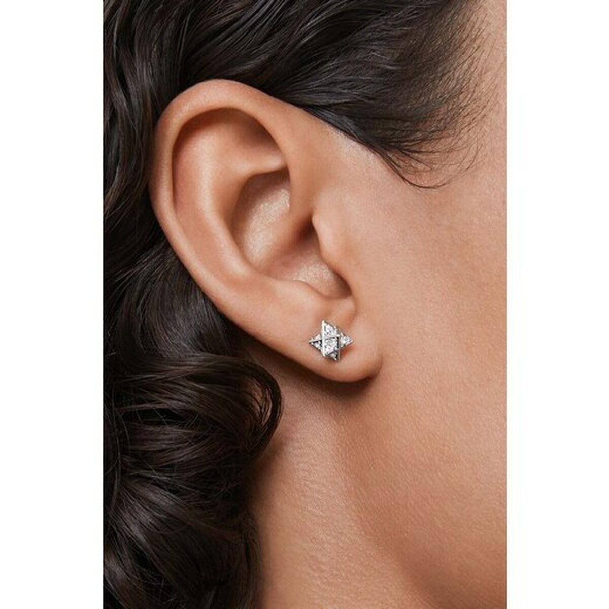 Zilverkleurige Swarovski oorbellen met elegante kristallen, zichtbaar in het oor.