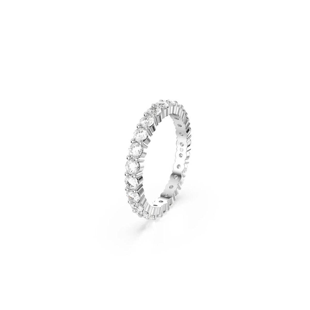 Detail van de elegante Swarovski ring met sprankelende zirkonia's in een luxe setting.
