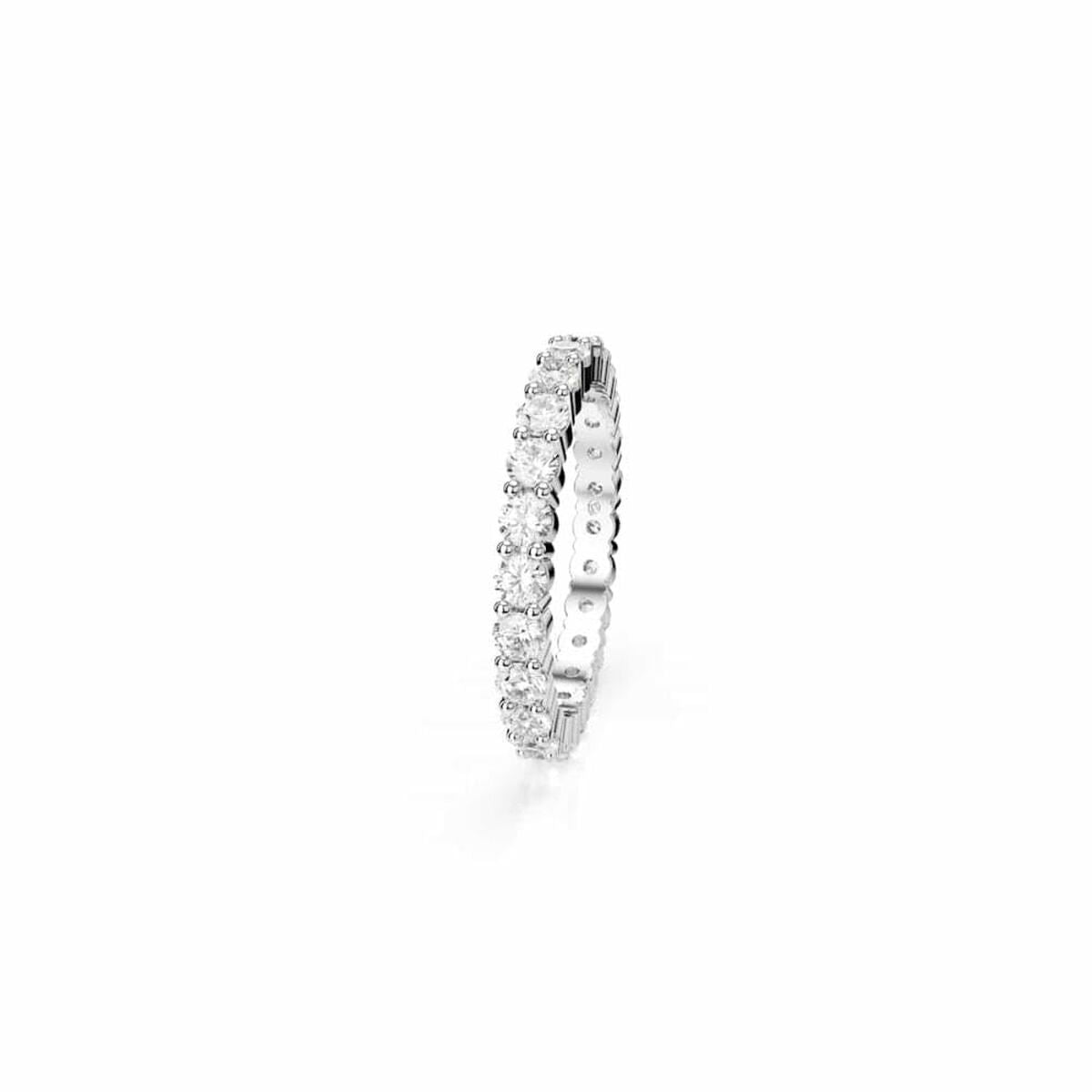 Close-up van de elegante Swarovski ring met sprankelende stenen in een zijaanzicht.