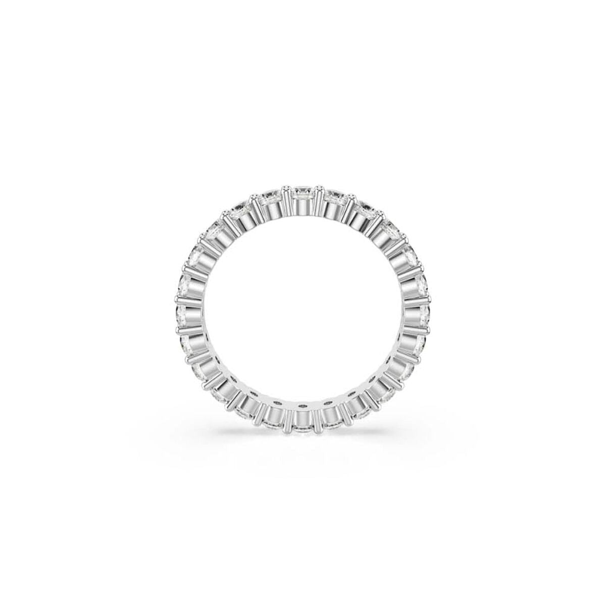Detail van de Swarovski ring met sprankelende, rechte zirkonia stenen in een elegante setting.