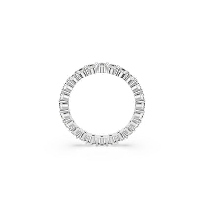 Detail van de Swarovski ring met sprankelende, rechte zirkonia stenen in een elegante setting.