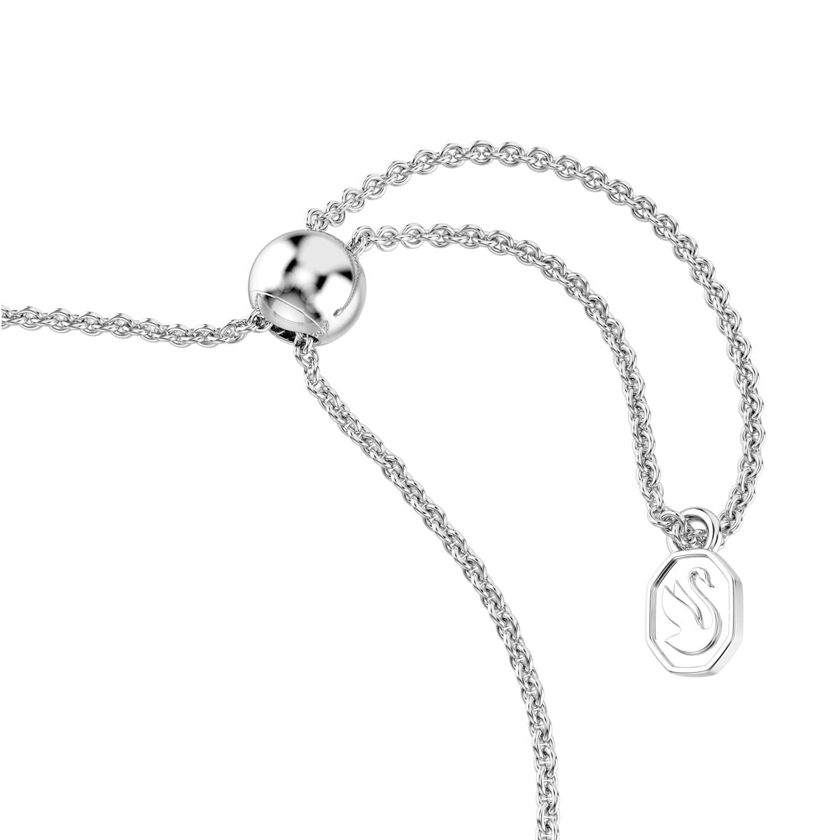 Detail van de zilverkleurige Swarovski armband met een elegante sluiting en logo.