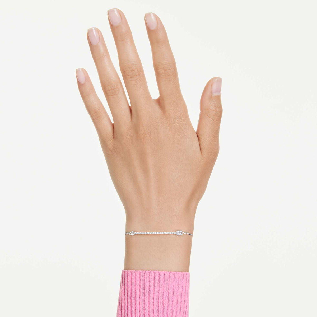 Zilverkleurige Swarovski armband gedragen aan een elegante hand met een lichte huid.