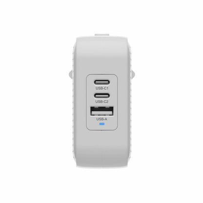 Detail van de Hyper oplader met dubbele USB-C poorten in wit.
