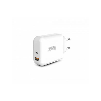 Urban Factory PSC45UF draagbare oplader in wit met USB-C en USB 2.0 poorten.