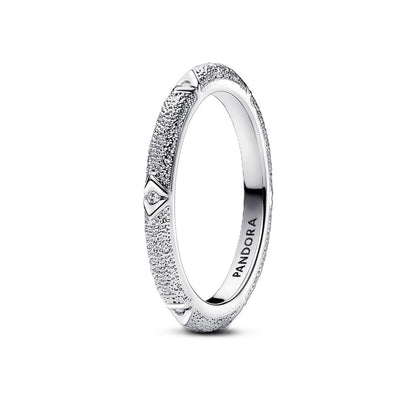 Pandora ring dames 18 zilverkleurig met elegant ontwerp en gedetailleerde afwerking.