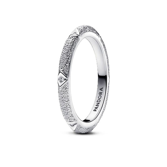 Pandora ring dames 18 zilverkleurig met elegant ontwerp en gedetailleerde afwerking.