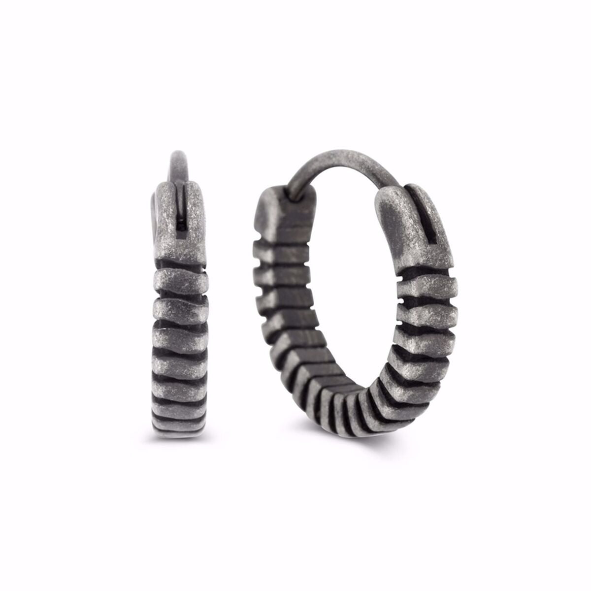 Zilveren Frank 1967 oorbellen met een elegante, moderne design en unieke structuur.
