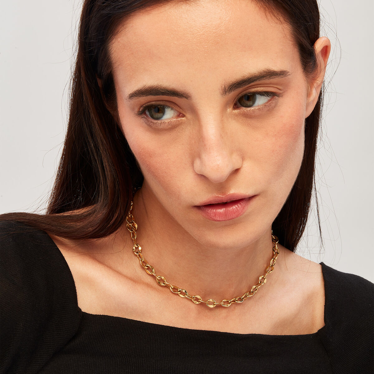 Dames Breil gouden ketting met elegante schakels, gedragen door model.