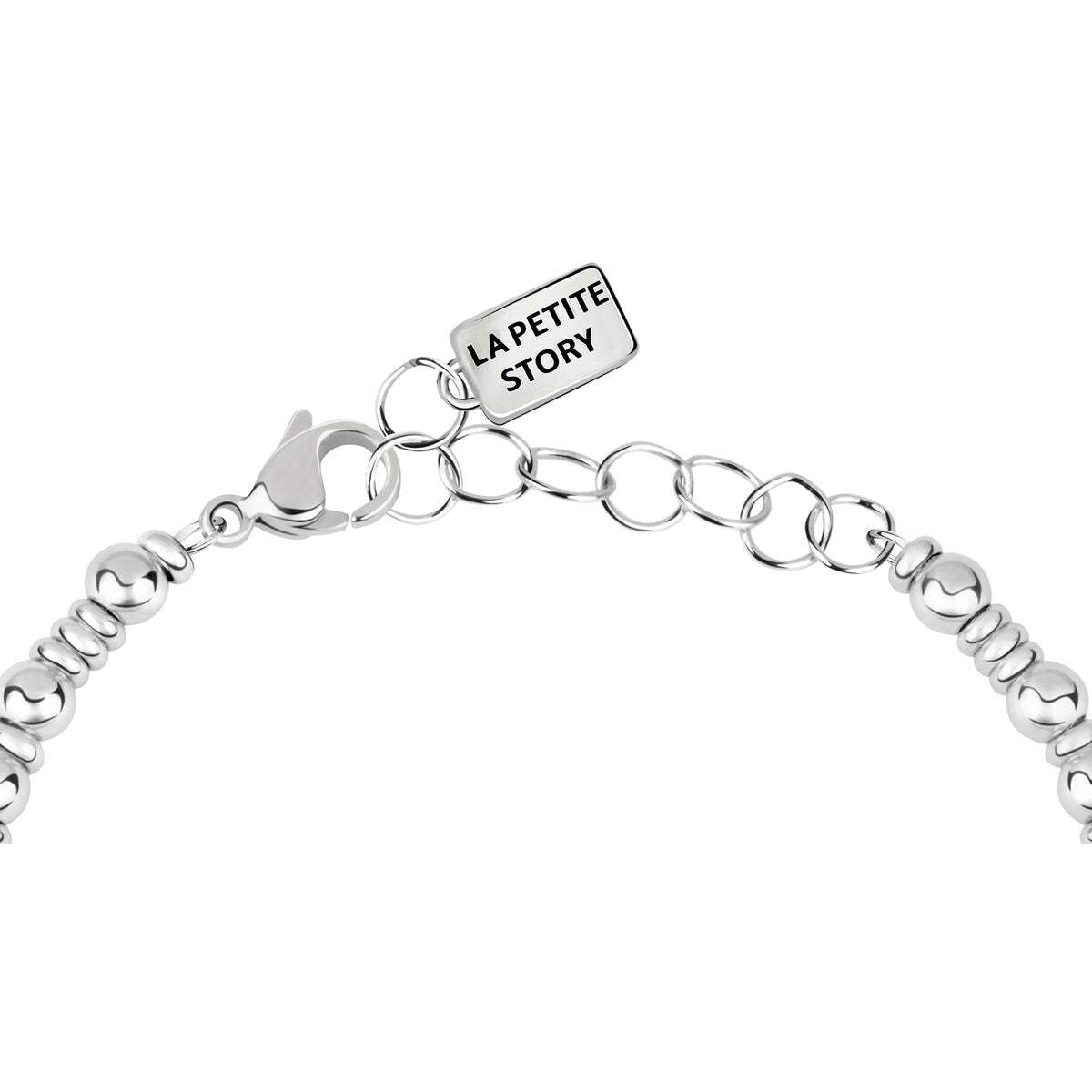 Detail van de sluiting van de La Petite Story armband met merklabel en roestvrijstalen schakels.
