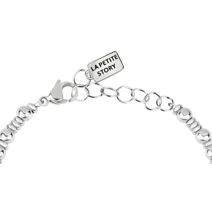 Detail van de sluiting van de La Petite Story armband met merklabel en roestvrijstalen schakels.