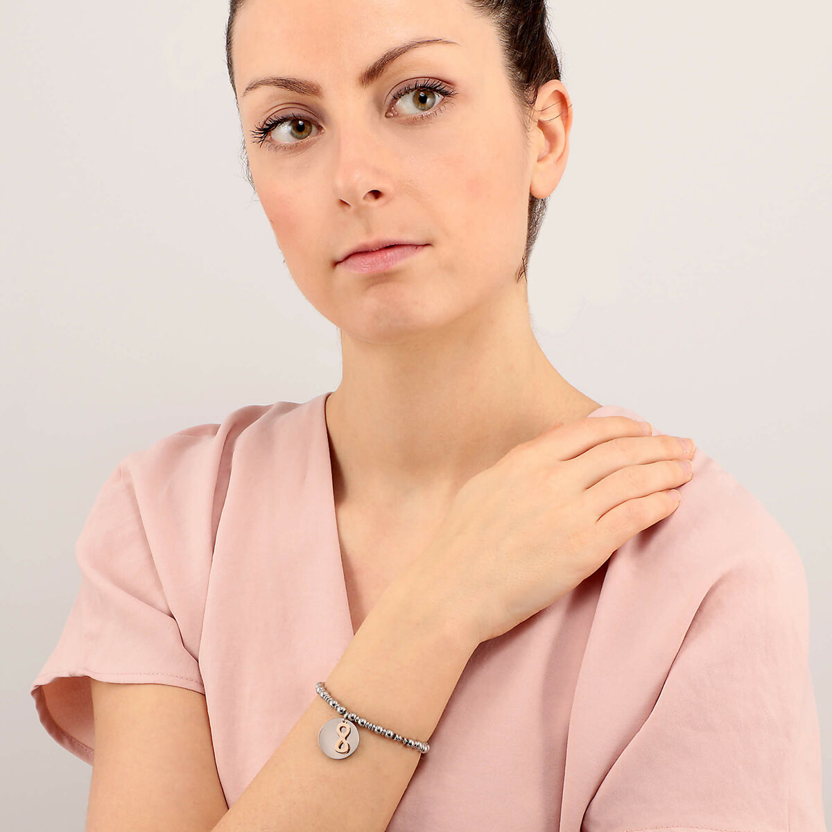 Detail van de La Petite Story armband in roestvrij staal, gedragen door een model.