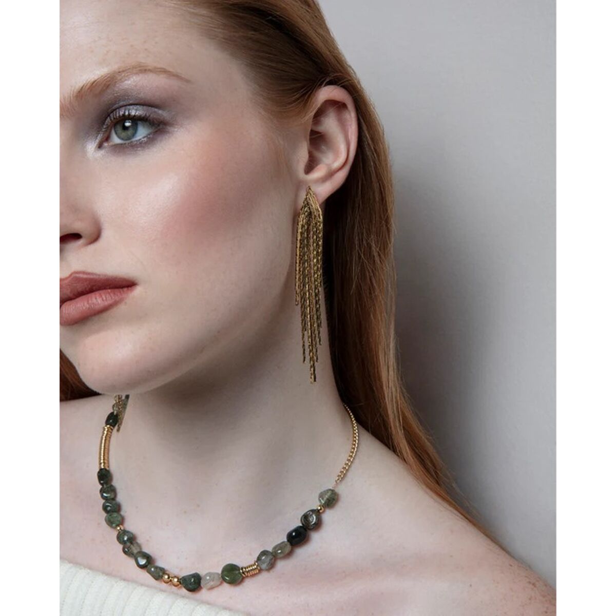 Detail van de Viceroy ketting in grijs-gouden kleur, gedragen door een model.