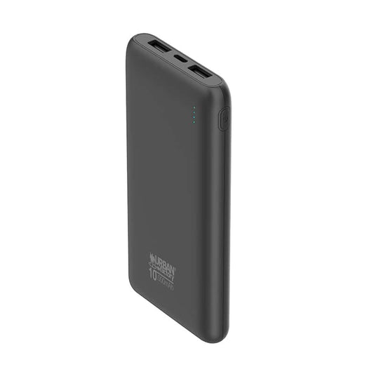 Compacte zwarte Urban Factory powerbank van 10000 mAh met twee USB-poorten.