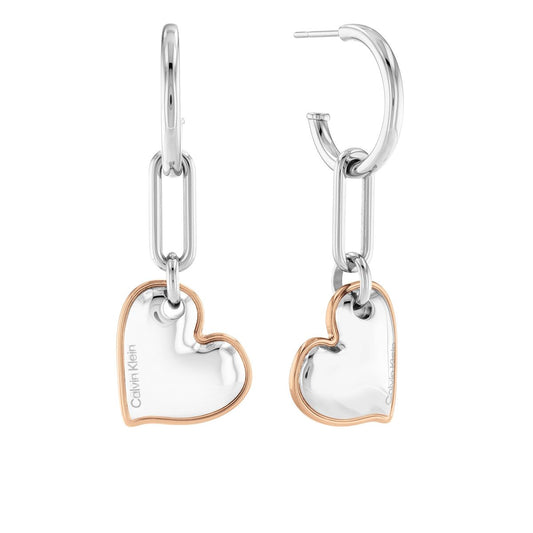 Calvin Klein oorbellen in sterling zilver met hartvormige hangers, elegant en tijdloos ontwerp.