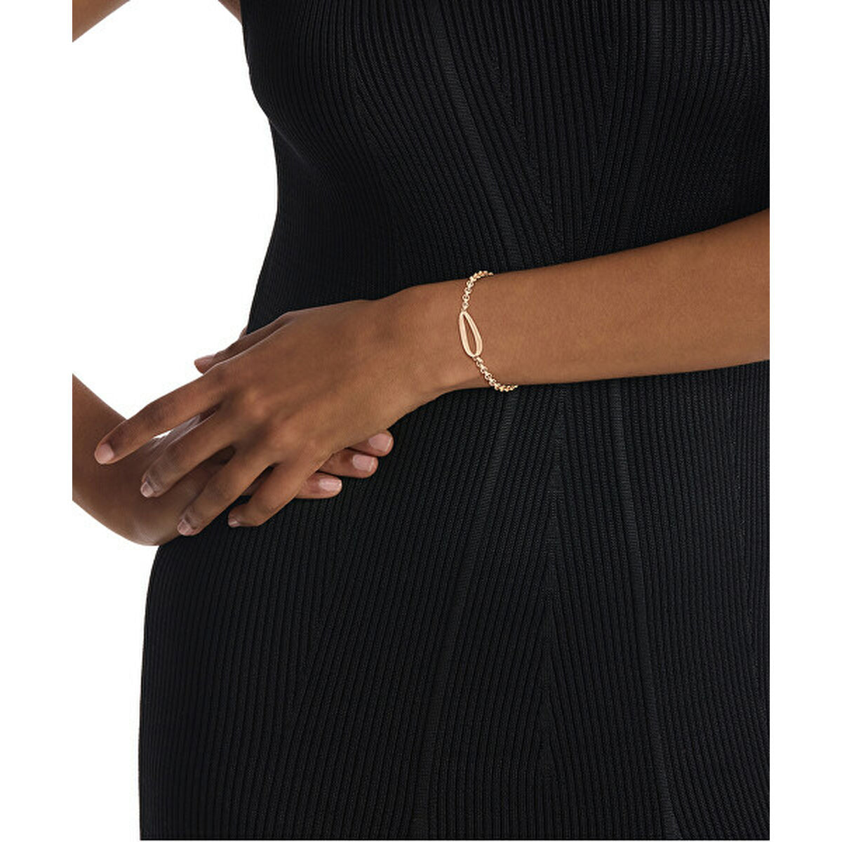 Detail van de gouden Calvin Klein armband gedragen om een pols, elegant en tijdloos ontwerp.