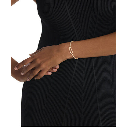 Detail van de gouden Calvin Klein armband gedragen om een pols, elegant en tijdloos ontwerp.