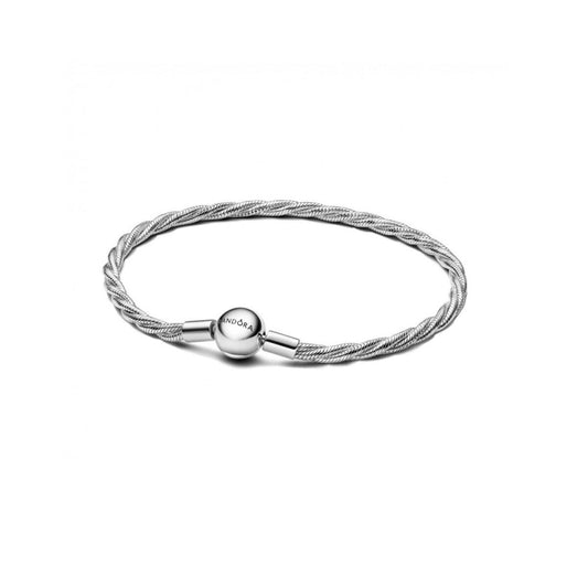 Zilverkleurige Pandora armband met elegant design en een gestructureerde, gevlochten look.