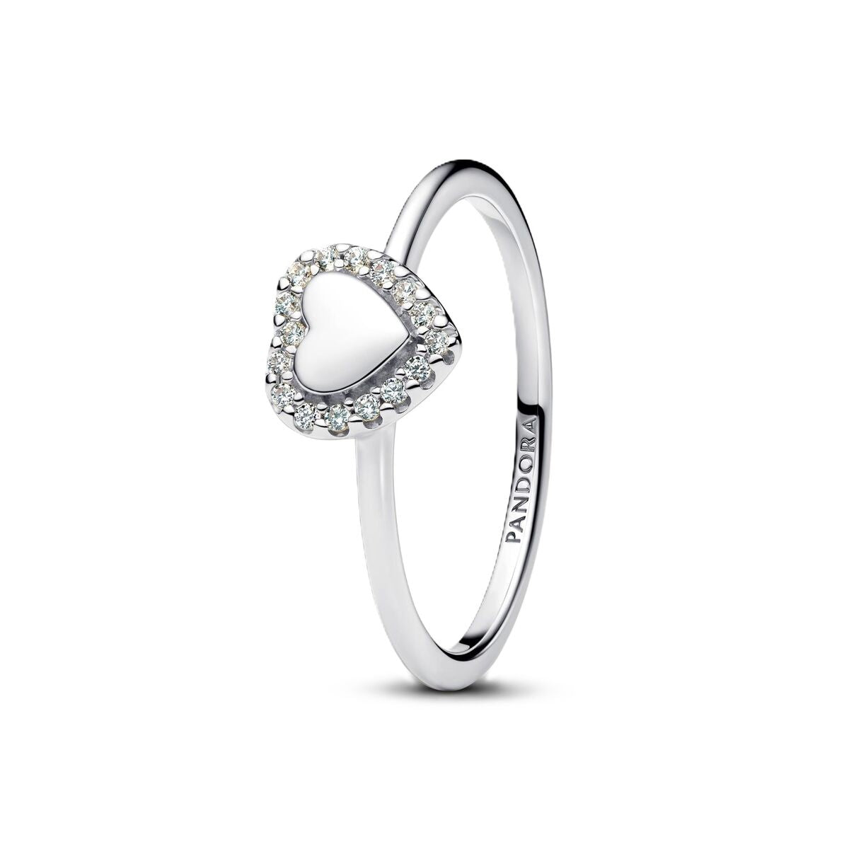 Zilverkleurige Pandora ring met hartvormige steen en sprankelende details.