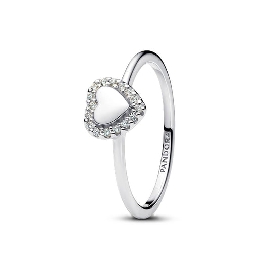 Zilverkleurige Pandora ring met hartvormige steen en sprankelende details.