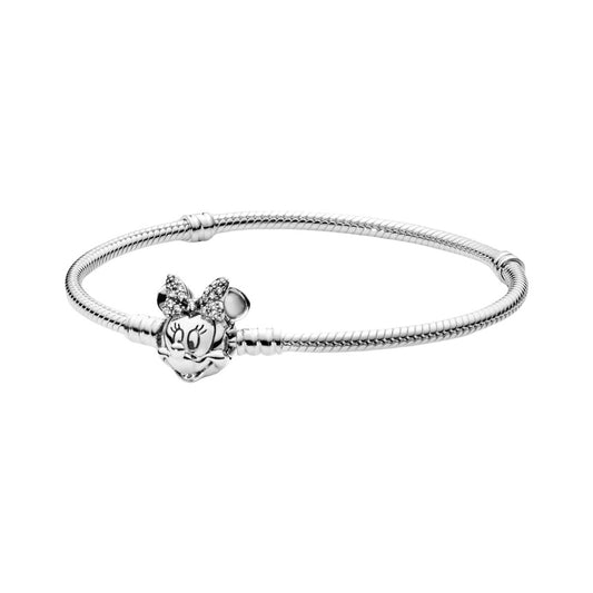 Zilverkleurige Pandora armband voor dames met elegante ontwerp en schattige bedel.
