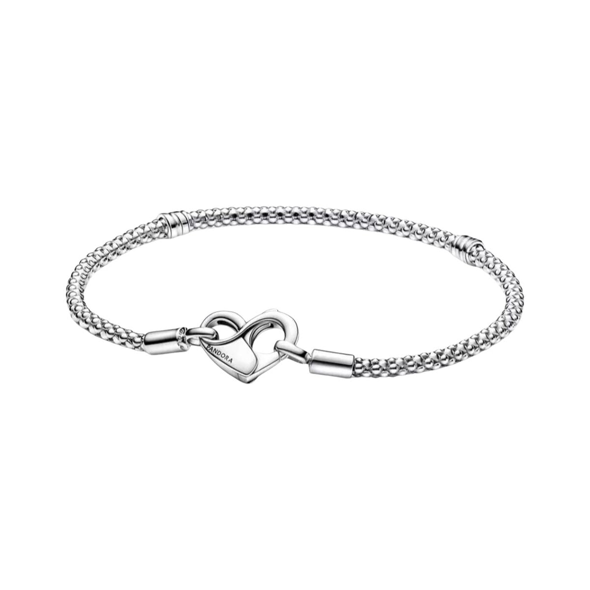 Zilverkleurige Pandora armband met elegant hartslot in een verfijnd ontwerp.