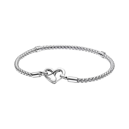 Zilverkleurige Pandora armband met elegant hartslot in een verfijnd ontwerp.