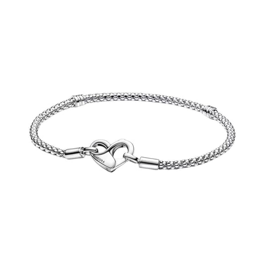 Zilverkleurige Pandora armband met een elegant hartvormig slot.