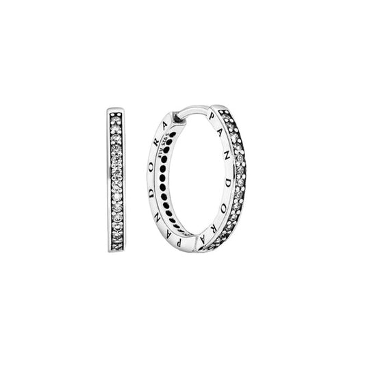 Pandora 290558CZ oorbellen in sterling zilver met elegante, glinsterende details.