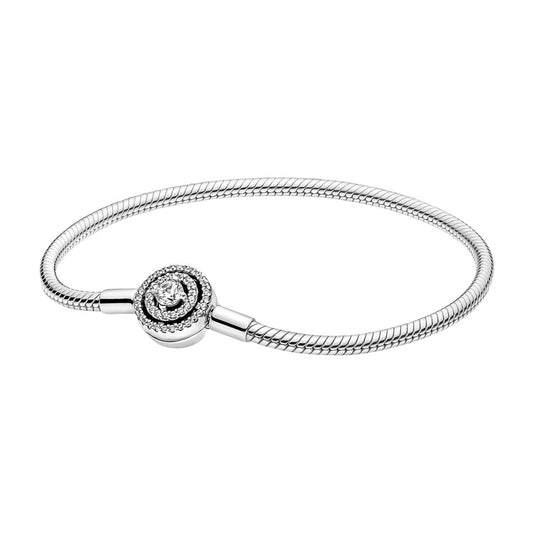 Pandora armband voor dames van sterling zilver met elegante sluiting en detail van sprankelende steentjes.