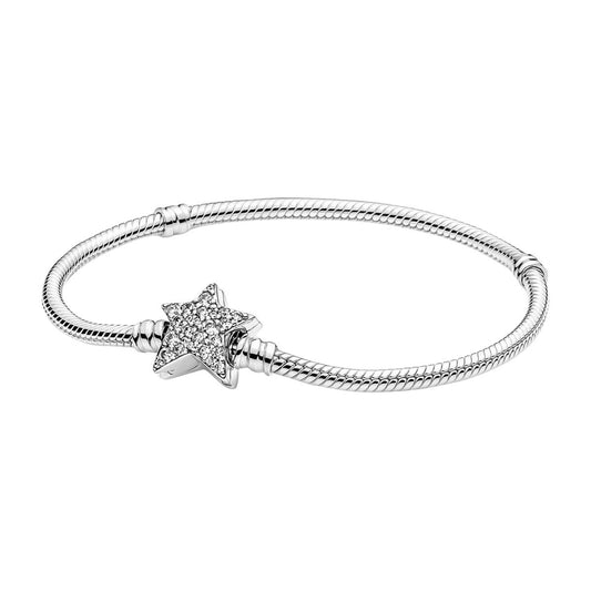 Pandora armband van sterling zilver met stervormige sluiting, elegant ontwerp.