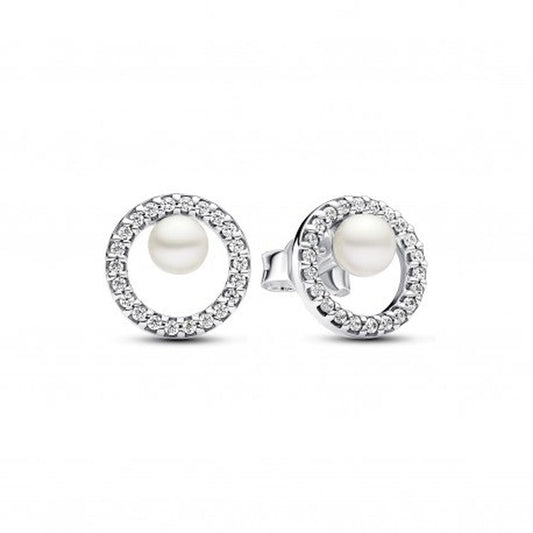 Elegante Pandora oorbellen met parel en sprankelende zirkonia, perfect voor elke gelegenheid.