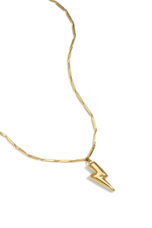 Goudkleurige ketting van Festivalzone.com met bliksemschicht hanger, elegant ontwerp.